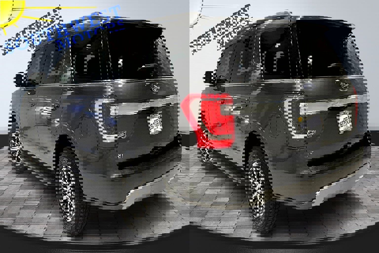 Used 2021 Ford Expedition XLT image 4