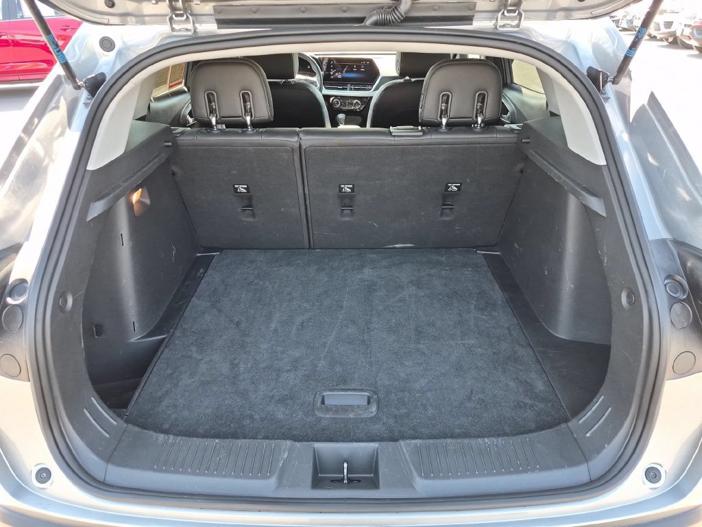 Used 2025 Chevrolet Trax LT FWD image 29