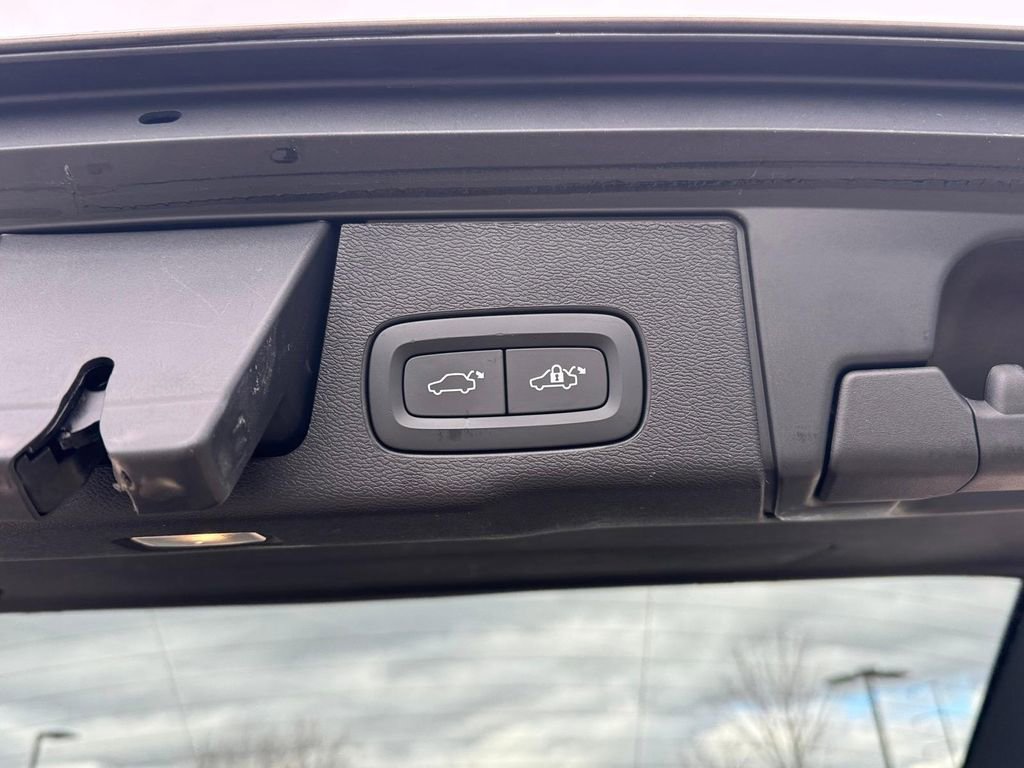 Certified 2023 Volvo XC60 B5 Plus w/ Climate Package image 6