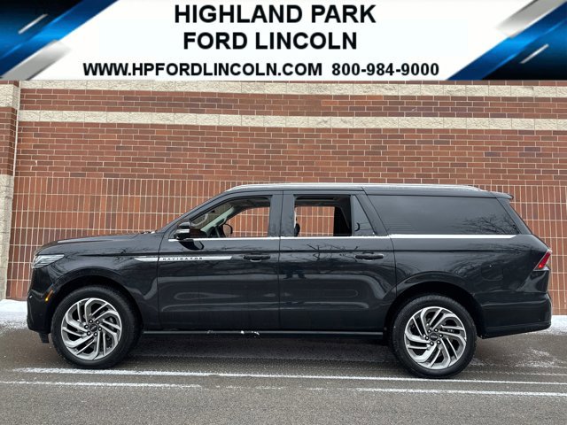 Used 2025 Lincoln Navigator L Reserve image 1