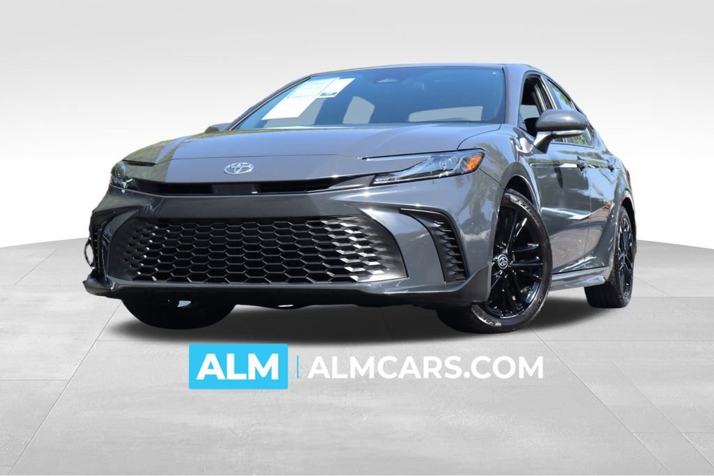 Used 2025 Toyota Camry SE image 1