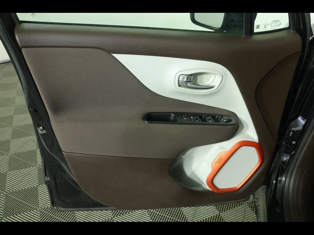 Used 2015 Jeep Renegade Latitude w/ Cold Weather Group FWD image 16