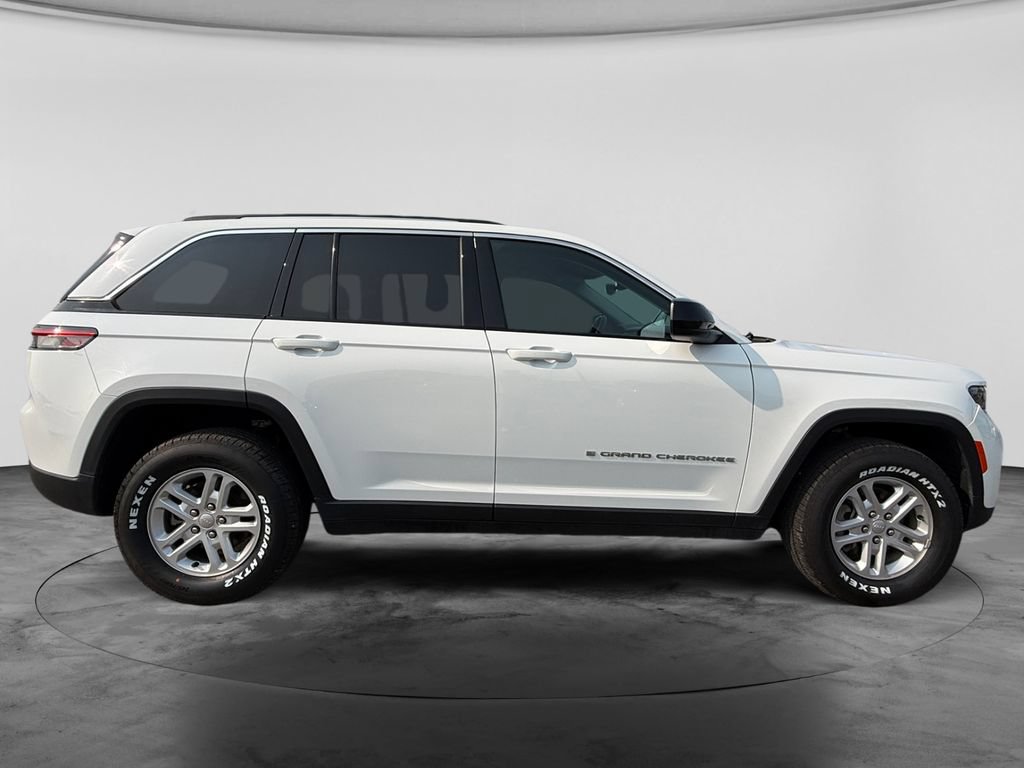 Used 2024 Jeep Grand Cherokee Laredo AWD/4WD image 11