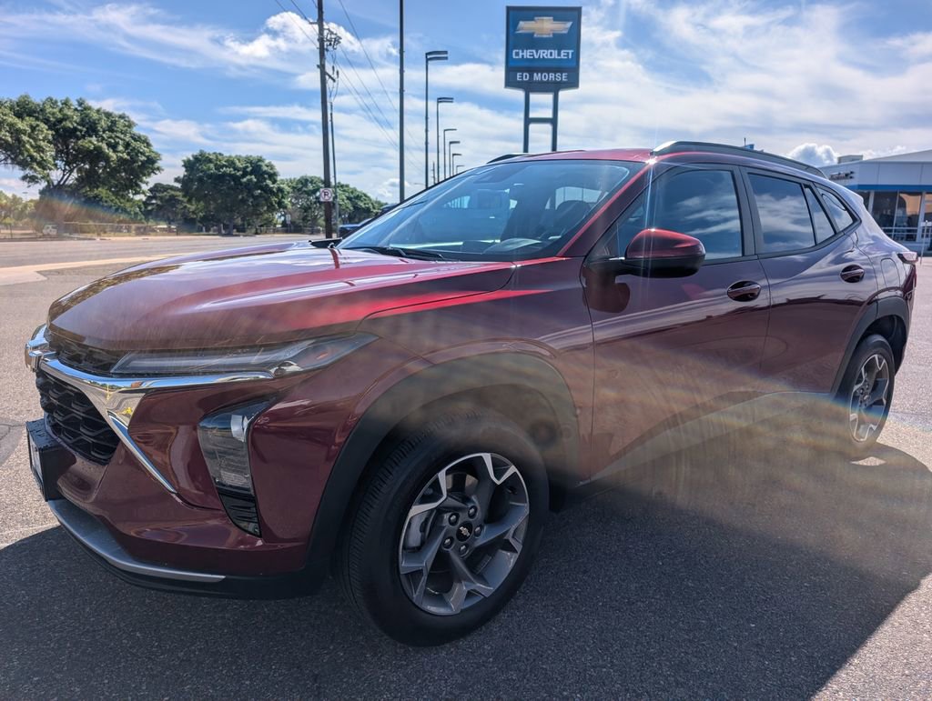 Used 2025 Chevrolet Trax LT FWD image 1