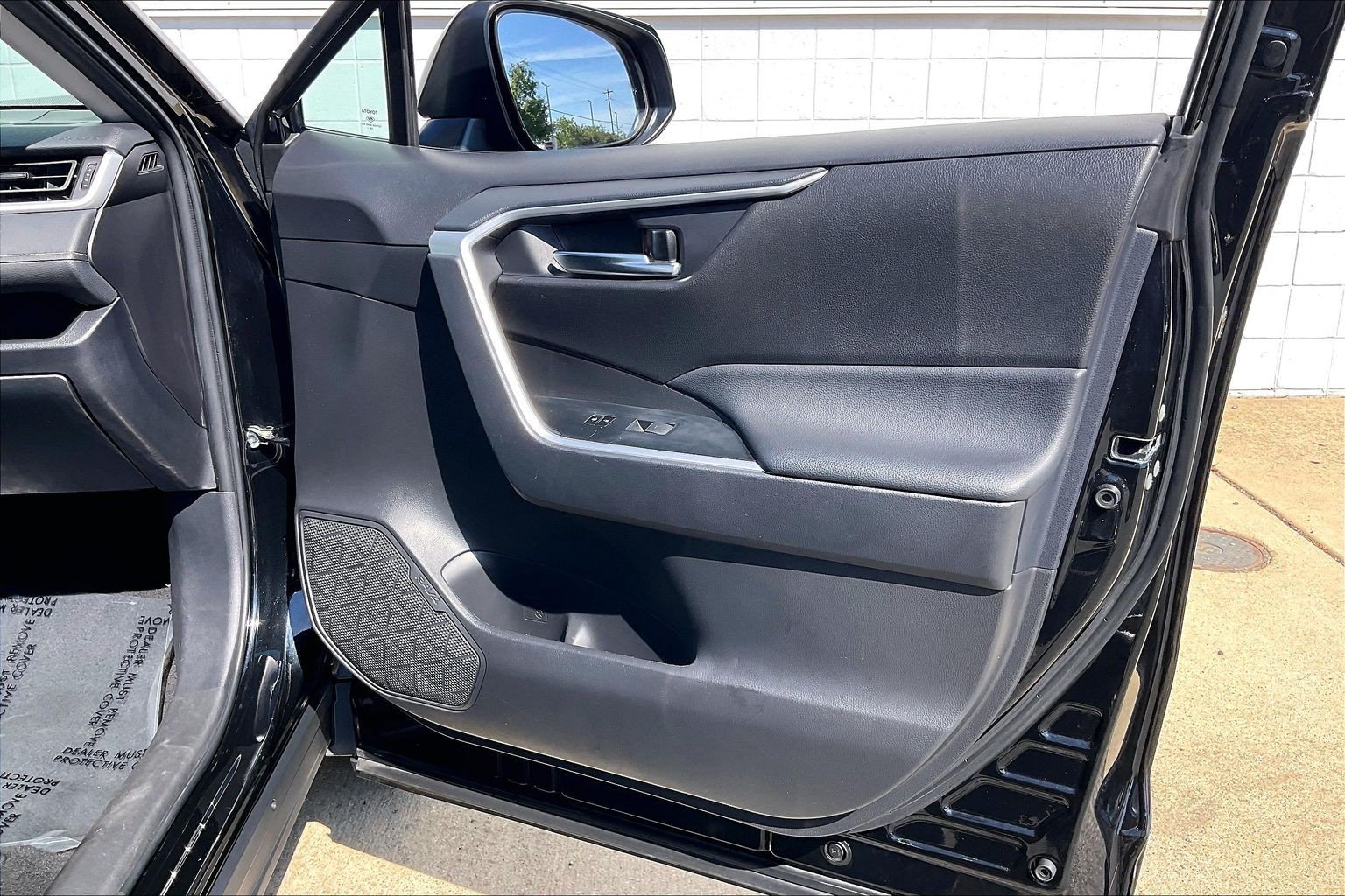 Used 2025 Toyota RAV4 XLE AWD/4WD image 28
