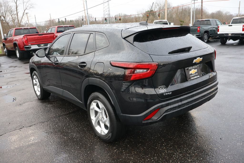 Used 2024 Chevrolet Trax LS w/ LS Convenience Package image 3