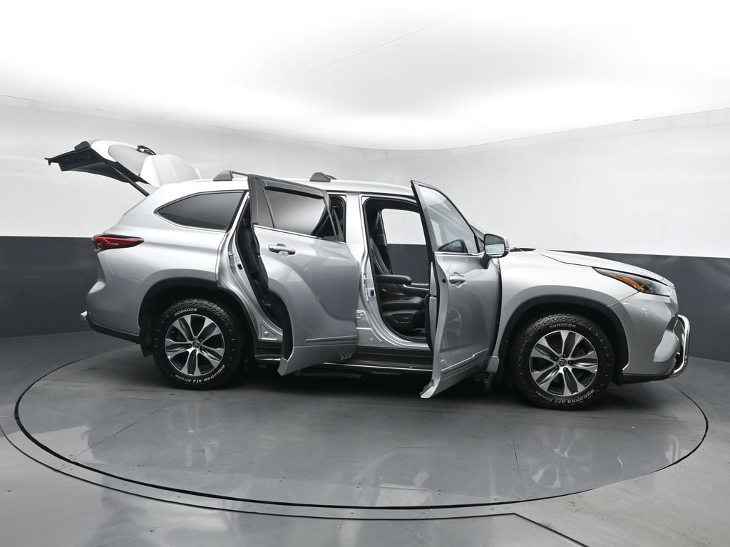 Used 2022 Toyota Highlander XLE AWD/4WD image 27