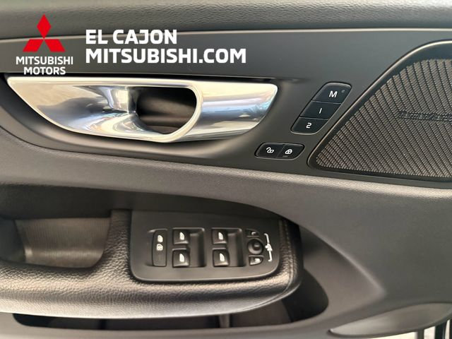 Used 2019 Volvo XC60 T5 Momentum w/ Multimedia Package AWD/4WD image 10
