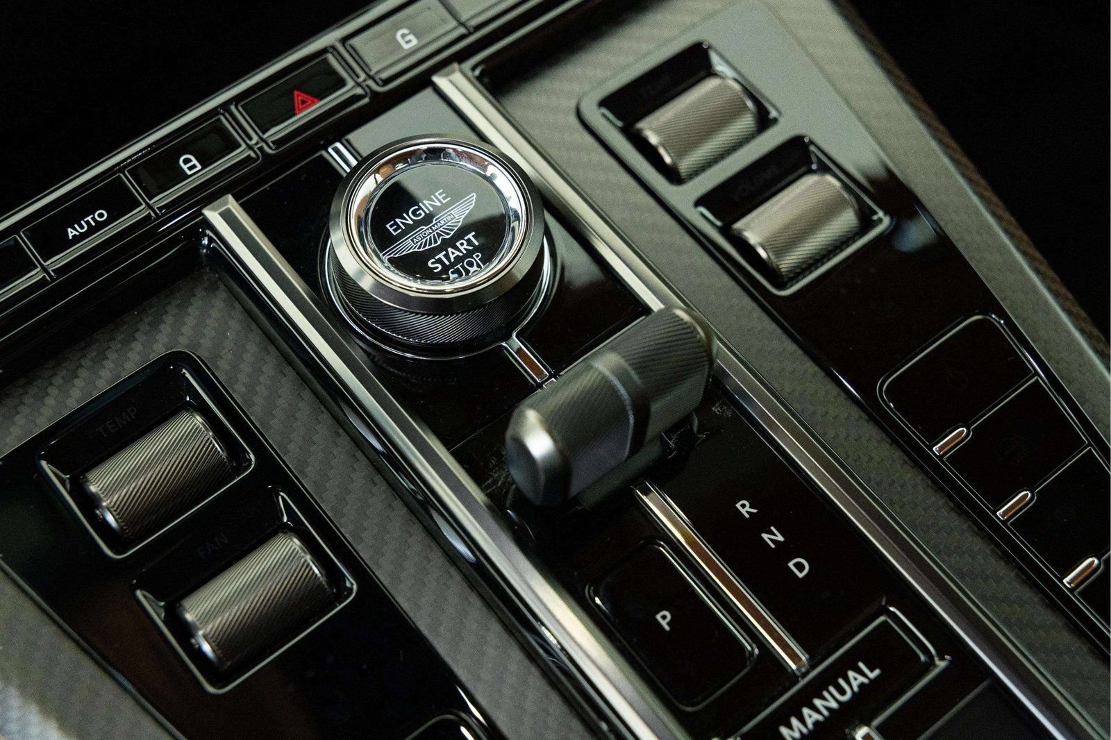 Used 2025 Aston Martin V8 Vantage Coupe RWD image 33