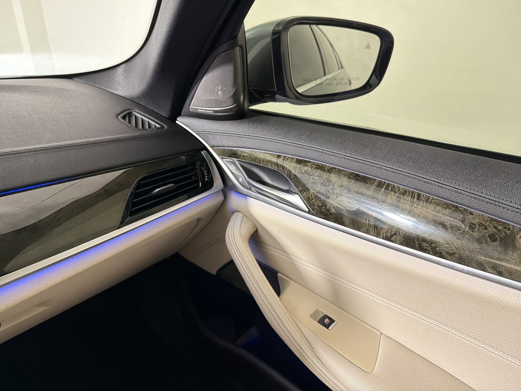 Used 2020 BMW 530e w/ Premium Package RWD image 27