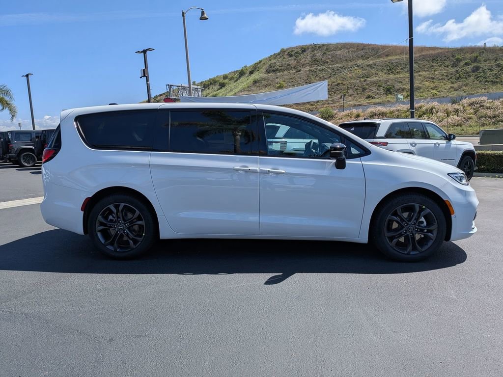 New 2026 Chrysler Pacifica Select image 4