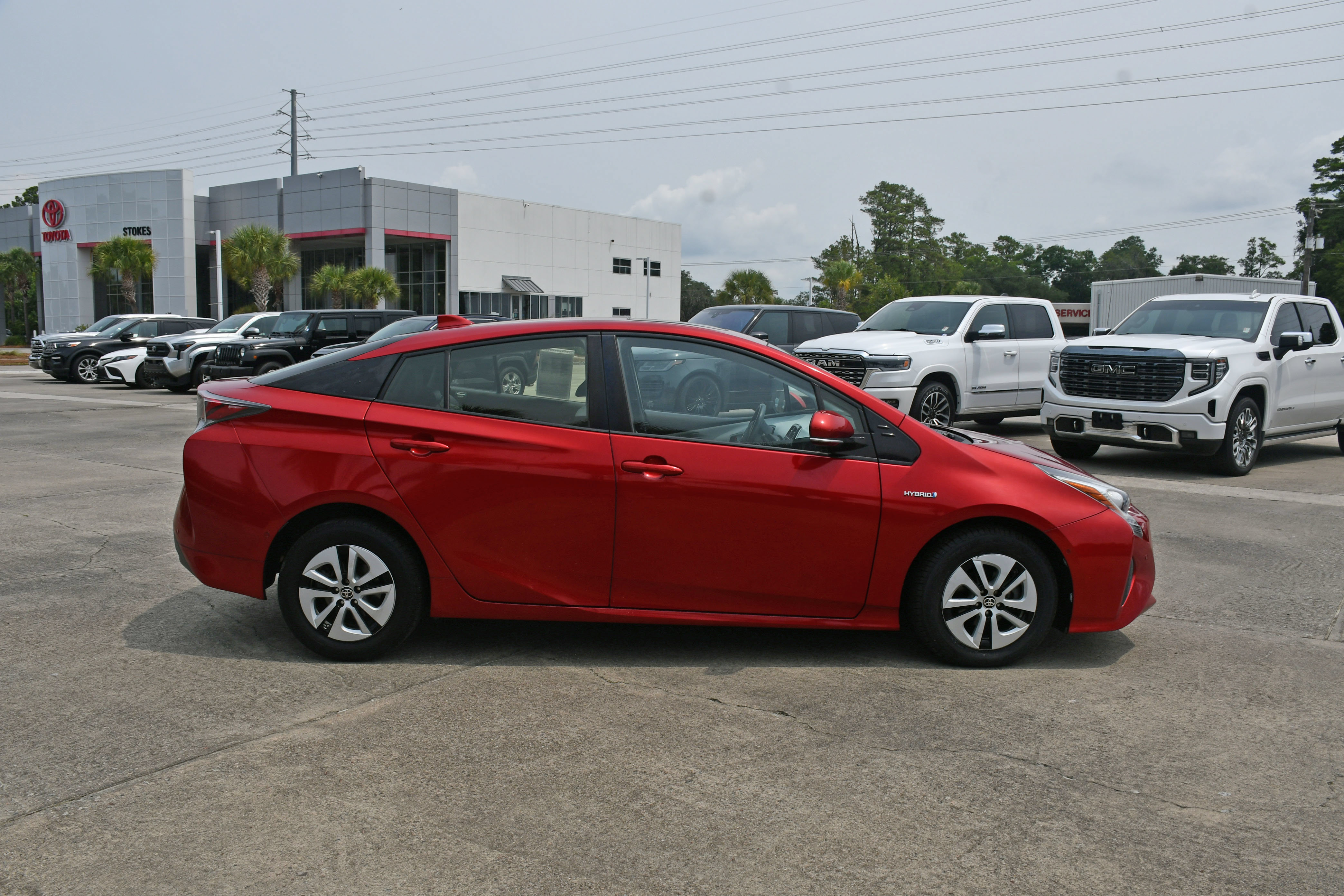 Used 2017 Toyota Prius Four FWD image 2