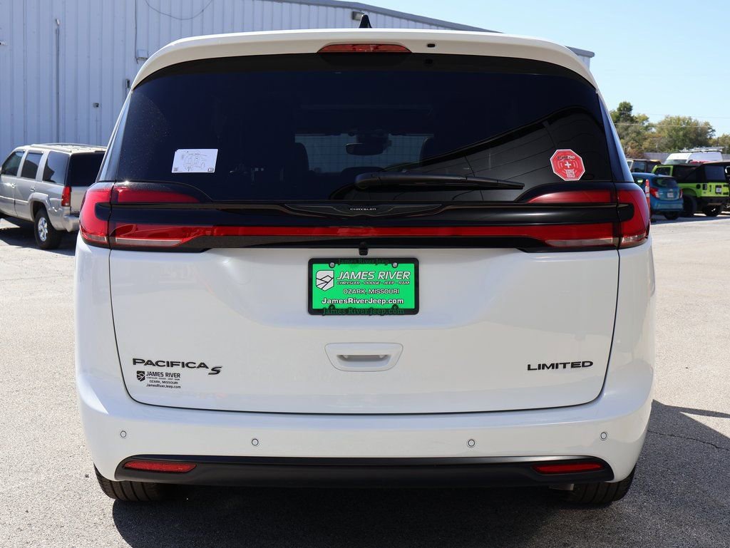 New 2026 Chrysler Pacifica Limited w/ S Appearance Package FWD image 4