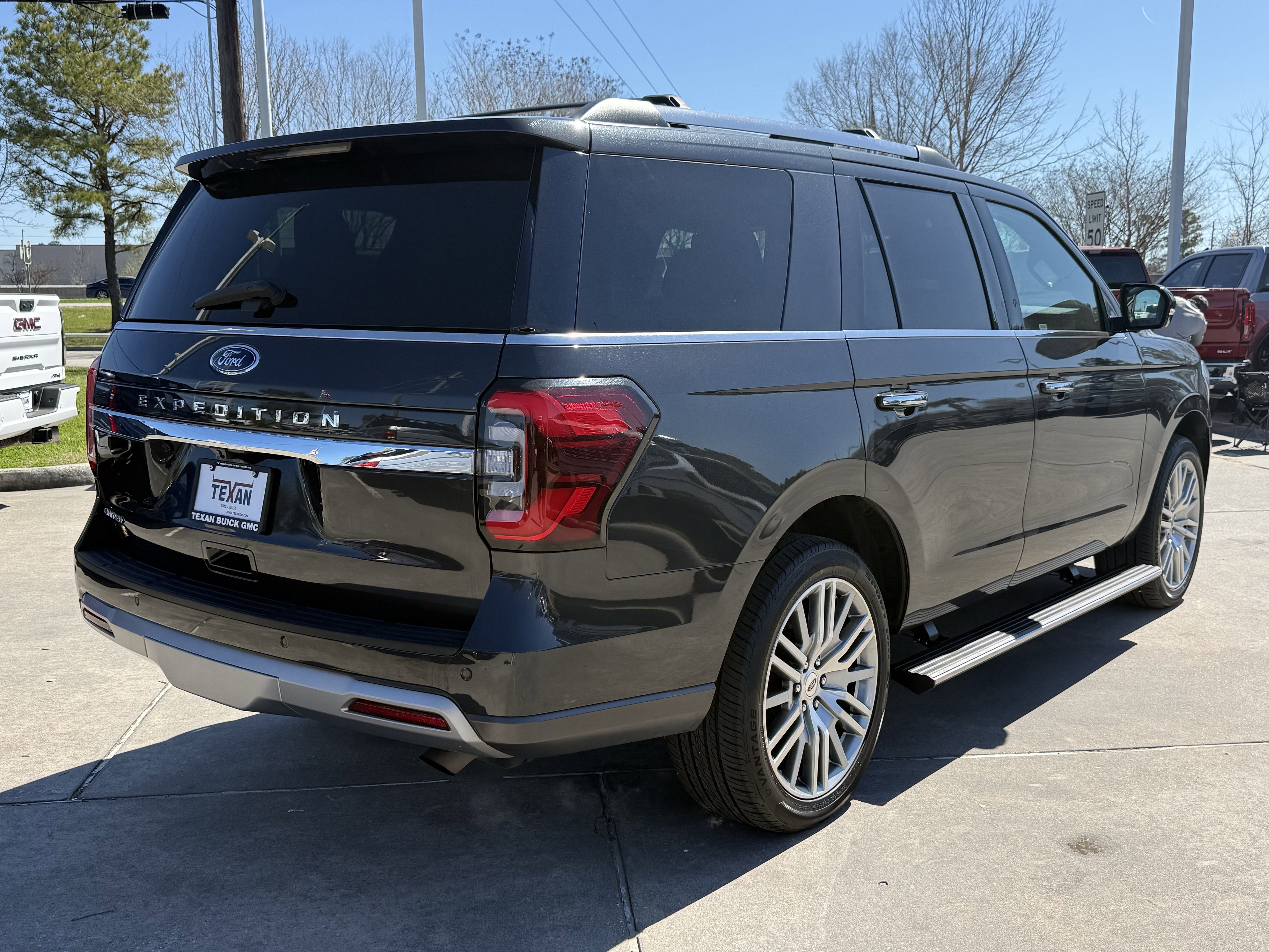 Used 2024 Ford Expedition Limited image 5