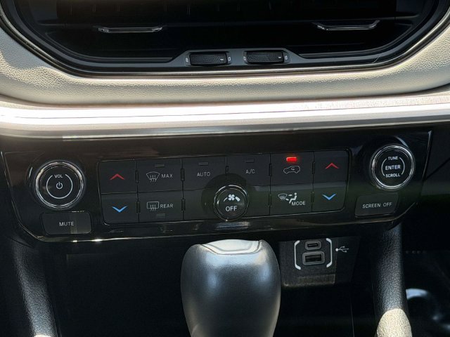 Used 2025 Jeep Compass Limited AWD/4WD image 21