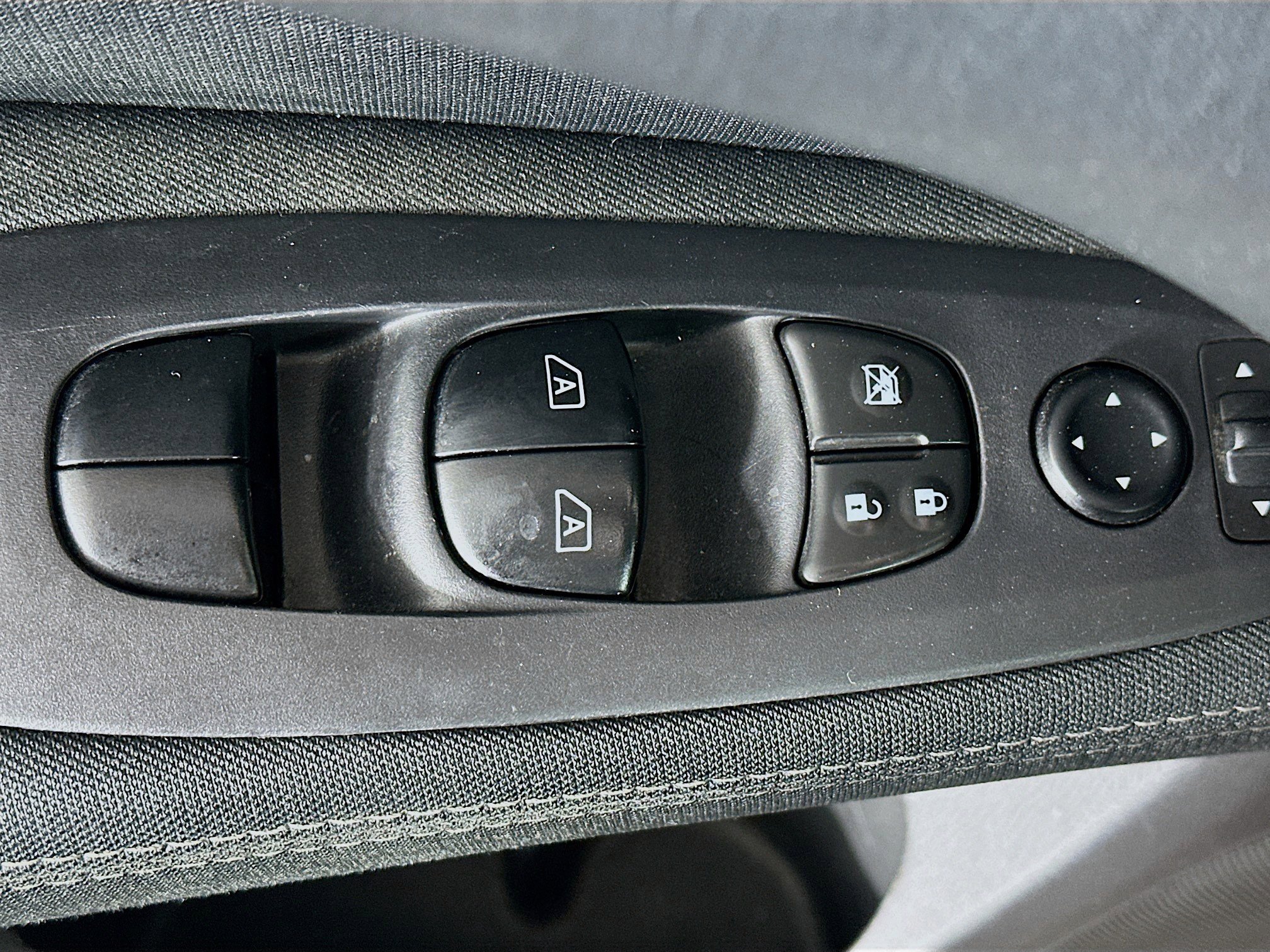 Used 2017 Nissan Pathfinder SV image 15