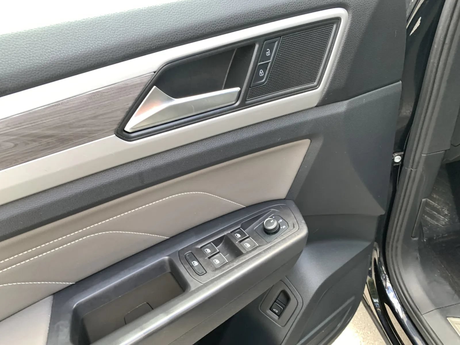 Used 2023 Volkswagen Atlas Cross Sport SE FWD image 21