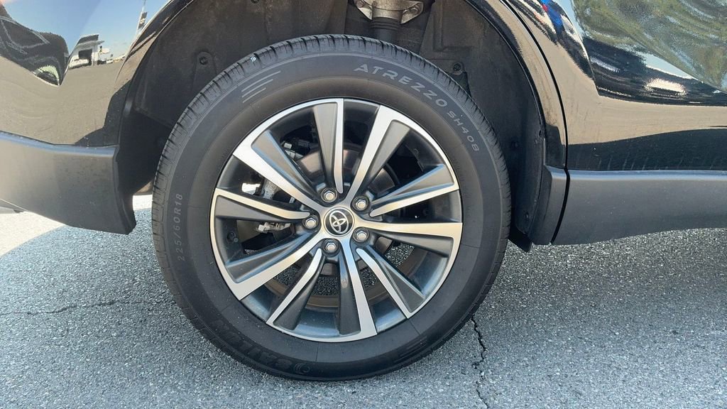 Used 2023 Toyota Venza LE image 6