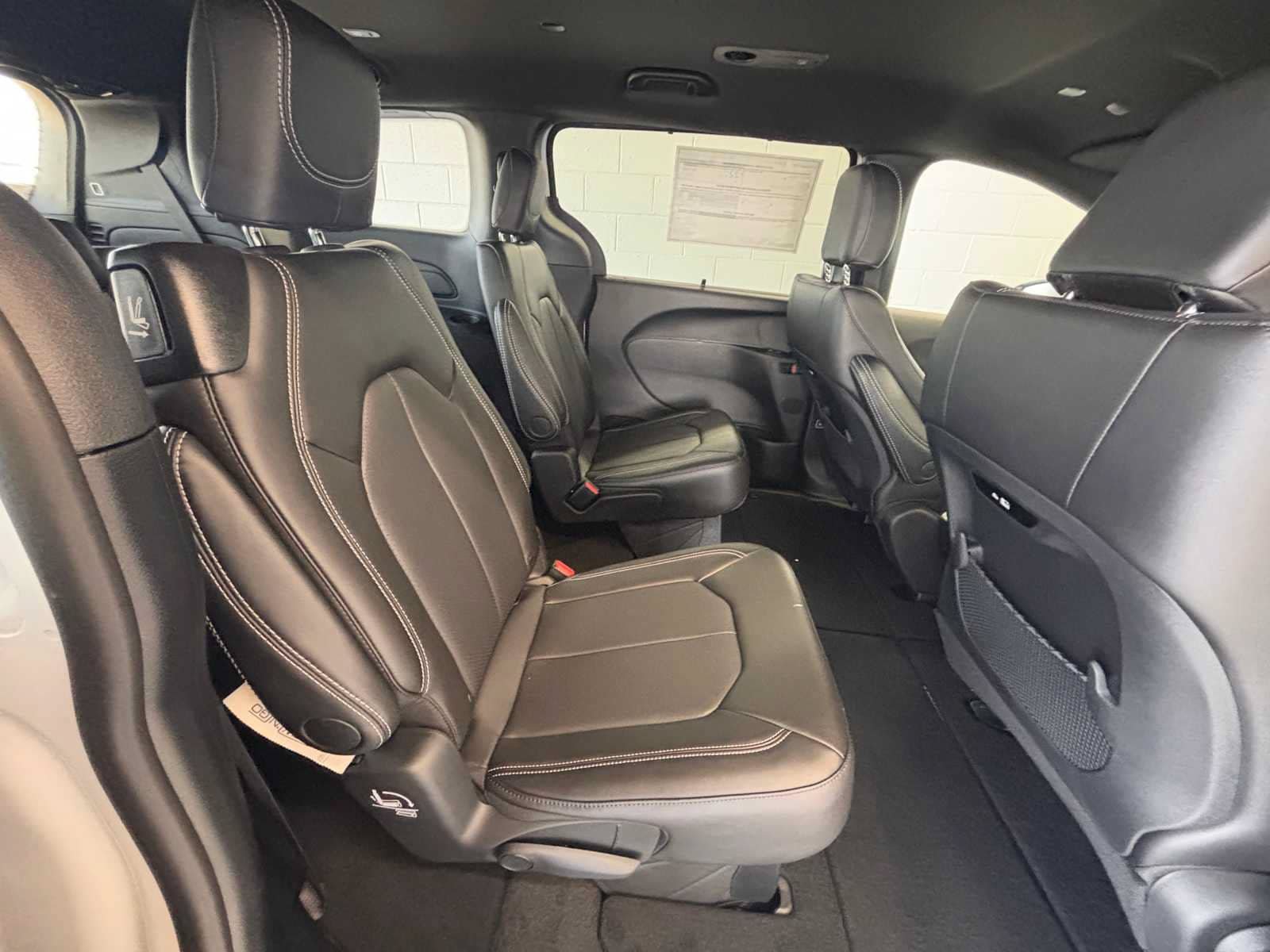 New 2027 Chrysler Pacifica Select FWD image 13