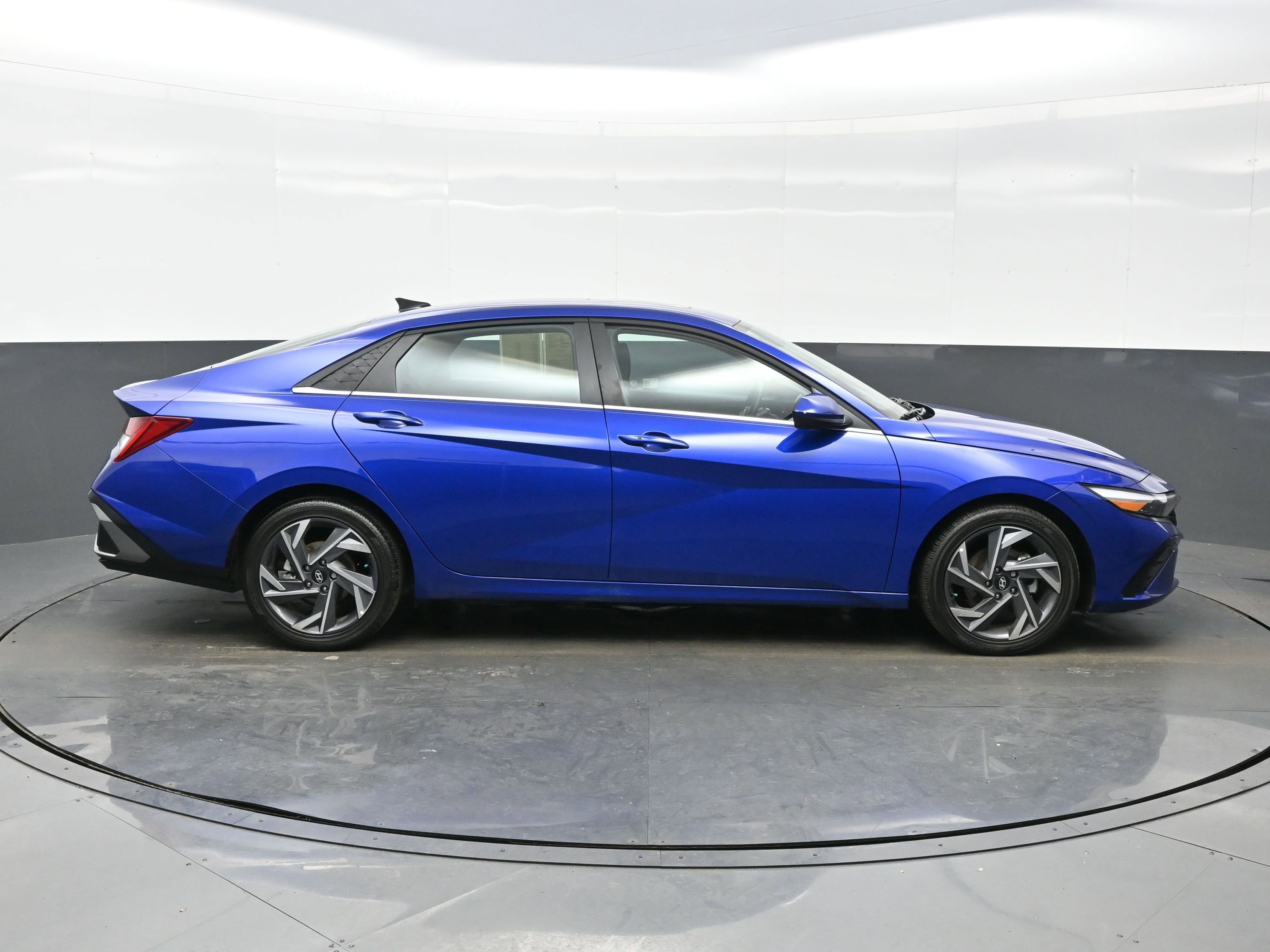 Certified 2025 Hyundai Elantra SEL image 7