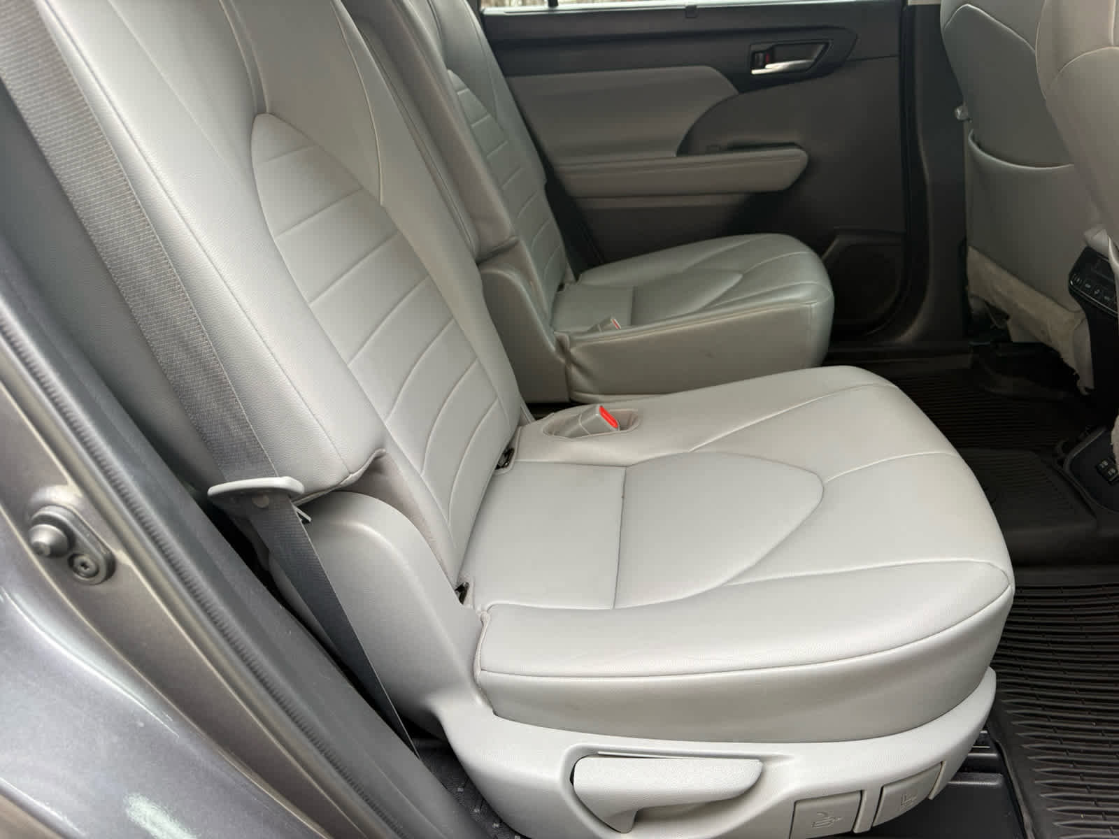 Used 2021 Toyota Highlander XLE image 9