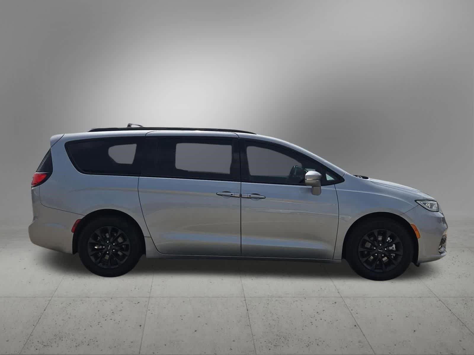 Used 2021 Chrysler Pacifica Touring w/ S Appearance Package FWD image 7