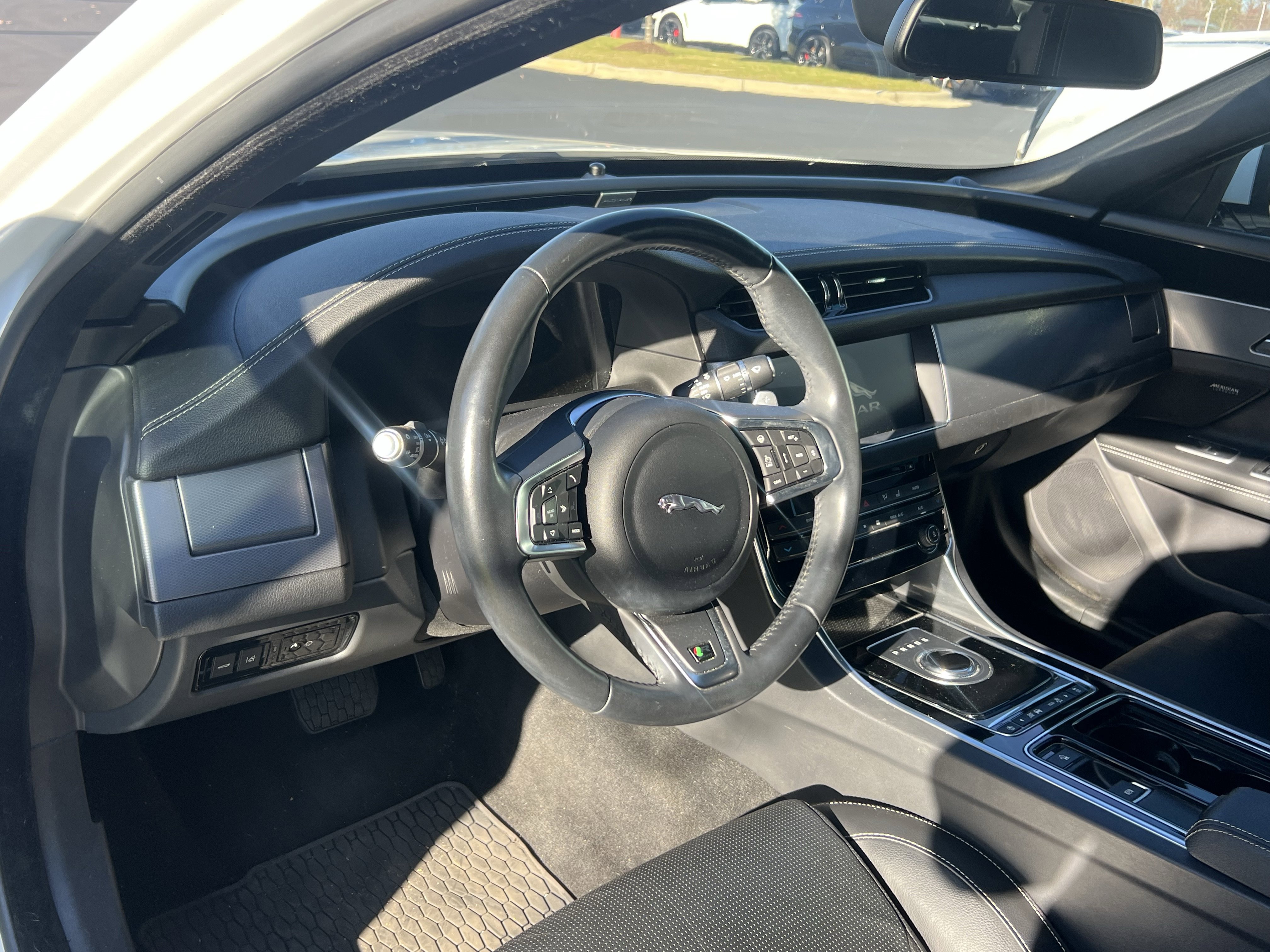 Used 2018 Jaguar XF R-Sport image 18