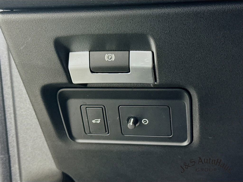 Used 2023 Land Rover Discovery Sport S image 10