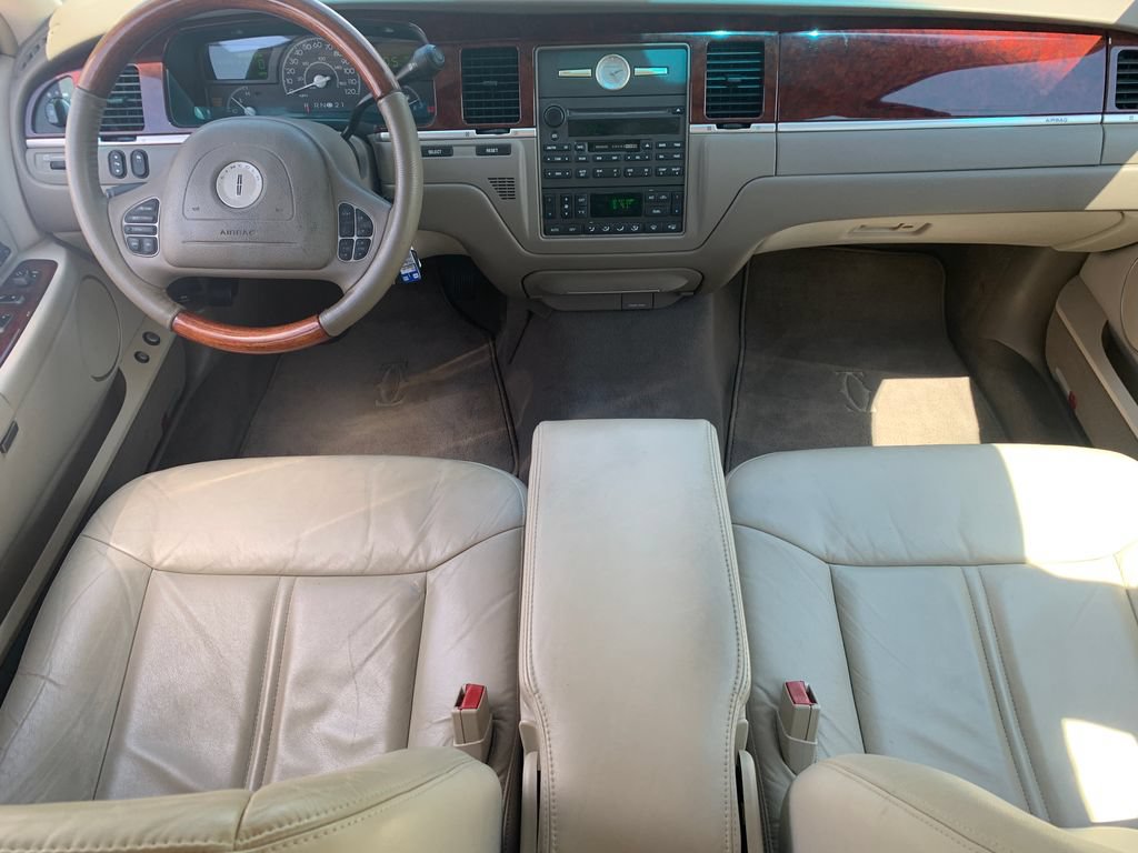 Used 2004 Lincoln Town Car Ultimate RWD image 11