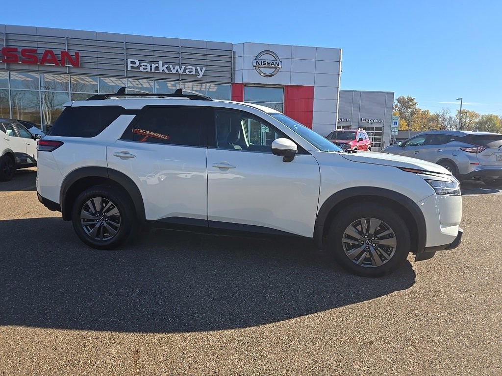 Used 2022 Nissan Pathfinder SV w/ SV Black Package image 8