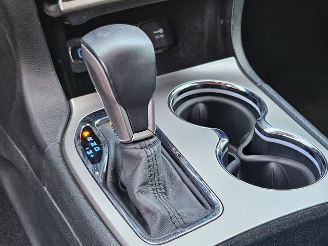 Used 2019 Jeep Grand Cherokee Laredo w/ 18" Wheel & 8.4" Radio Group RWD image 17