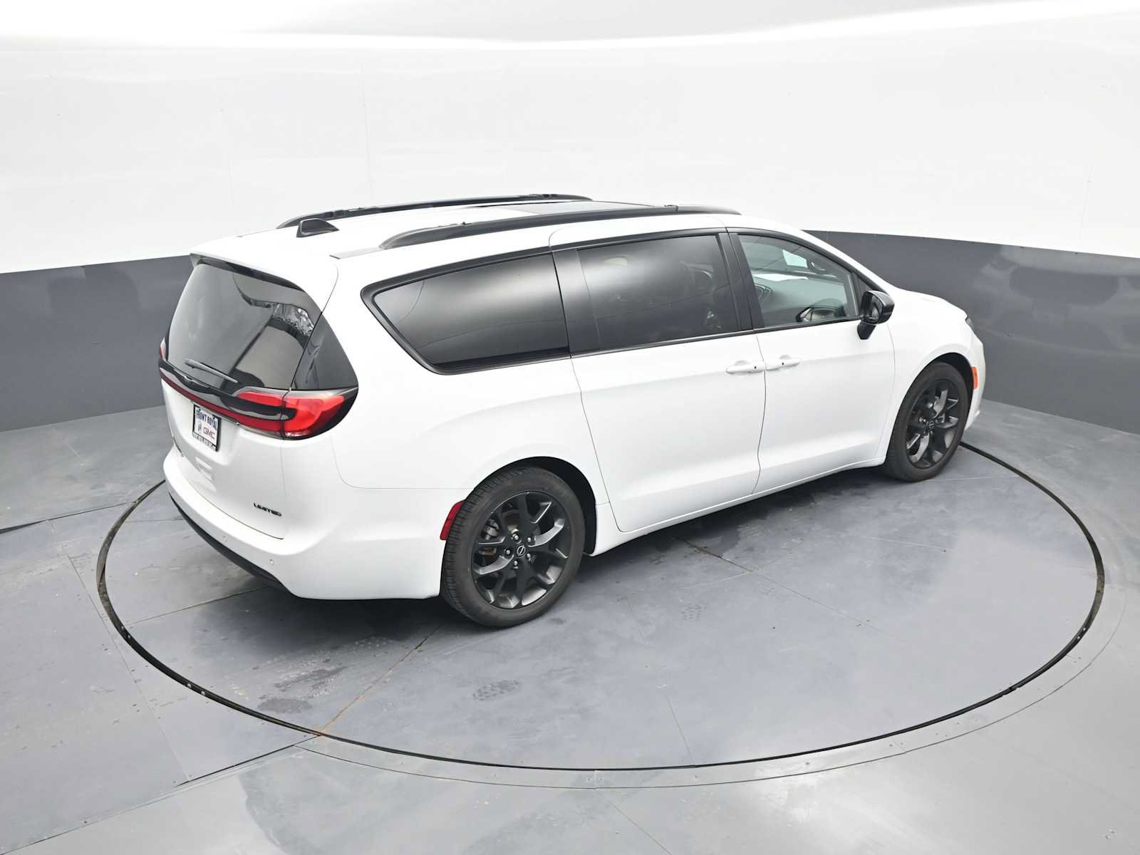 Used 2025 Chrysler Pacifica Limited FWD image 36