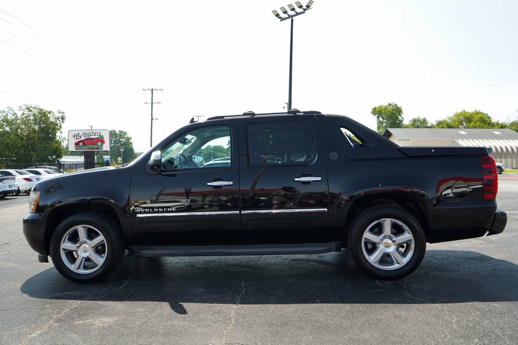 Used 2013 Chevrolet Avalanche LTZ RWD image 24
