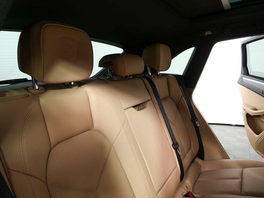 Certified 2026 Porsche Macan AWD/4WD image 23