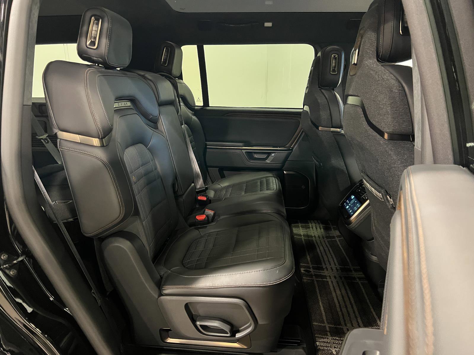 Used 2025 Rivian R1S Premium image 36