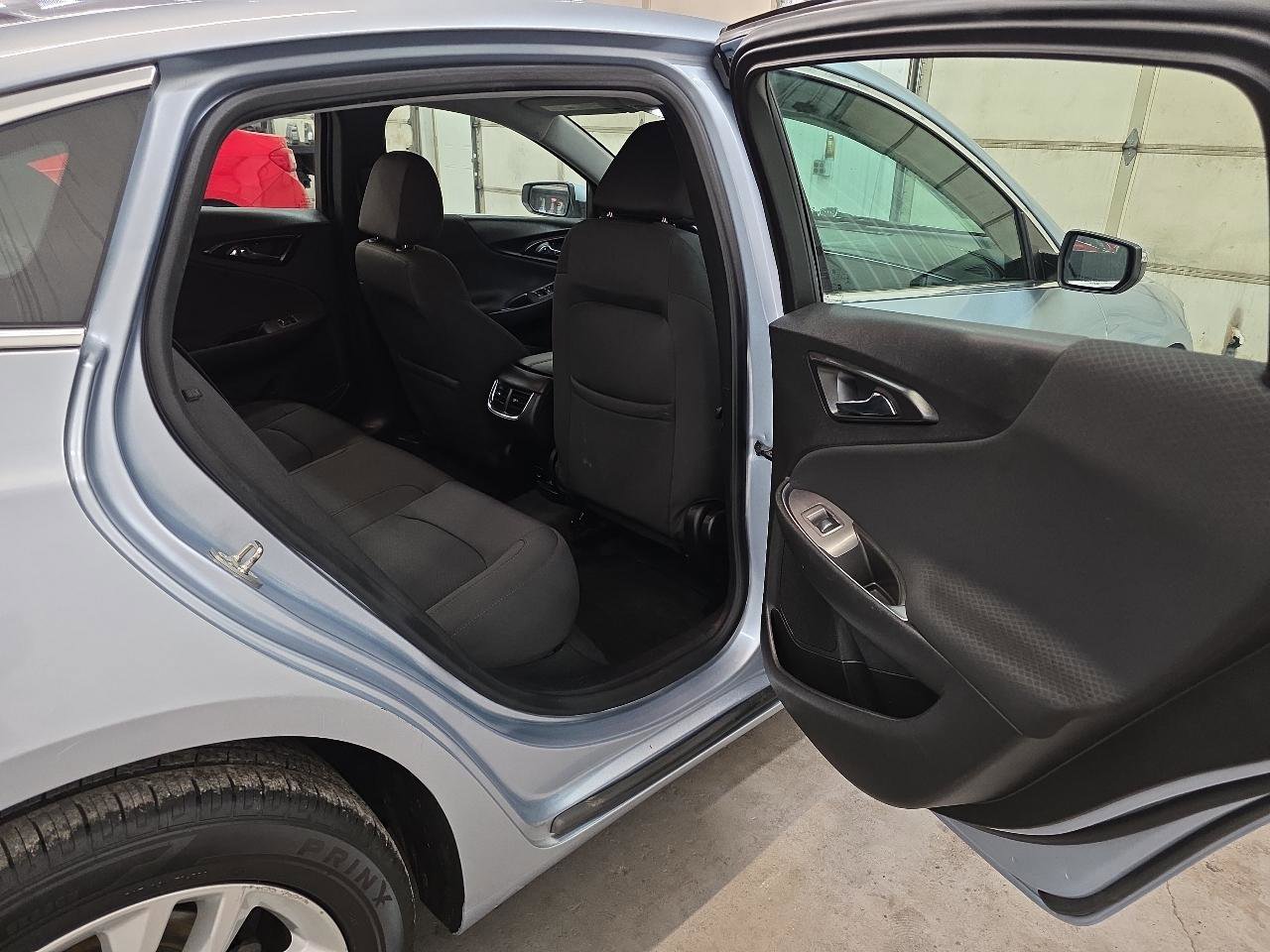 Used 2018 Chevrolet Malibu LT FWD image 39