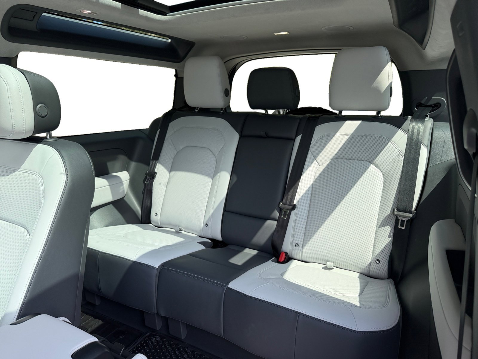 New 2026 Land Rover Defender 90 V8 AWD/4WD image 16