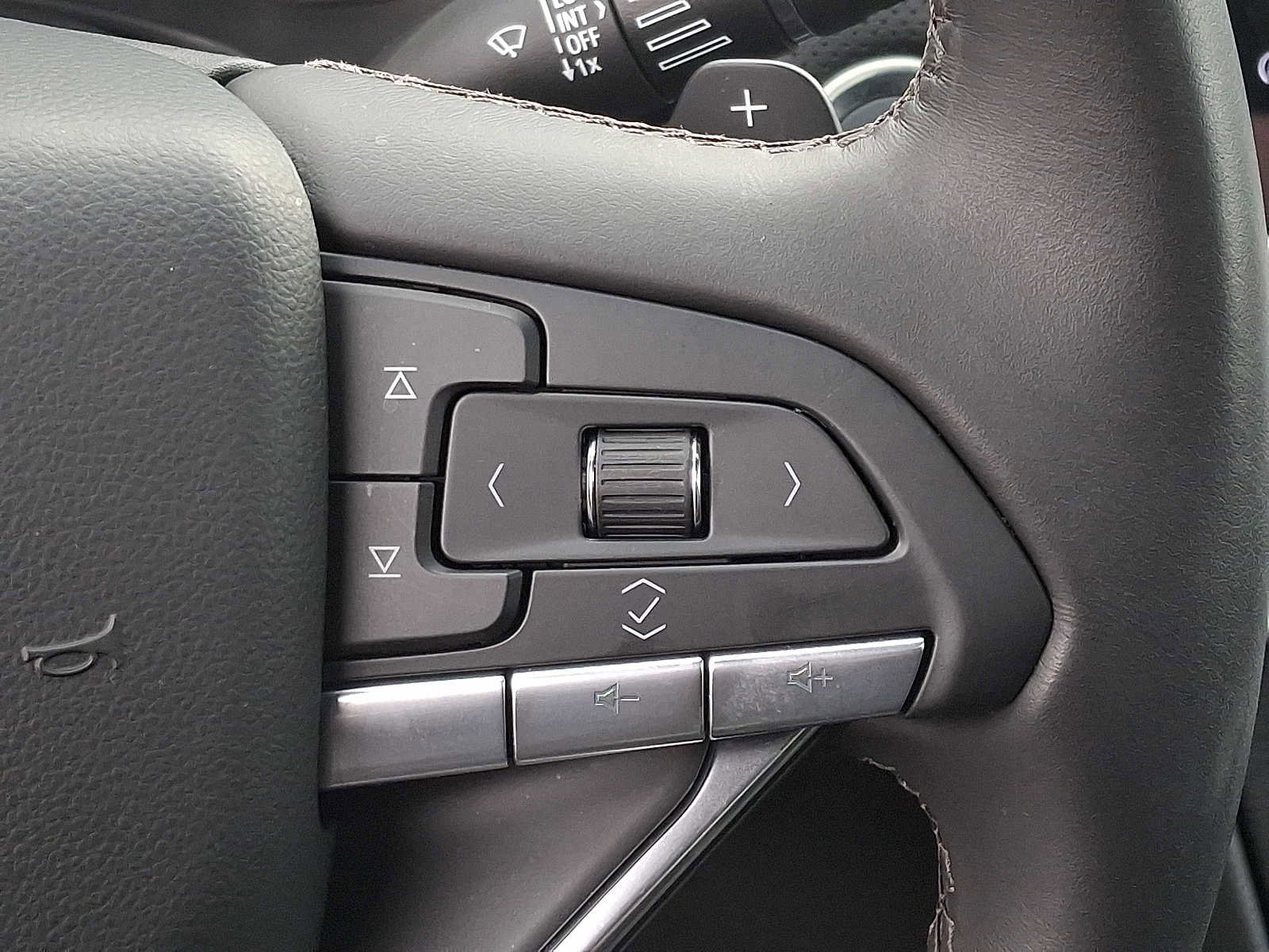 Used 2025 Cadillac XT6 Luxury image 22