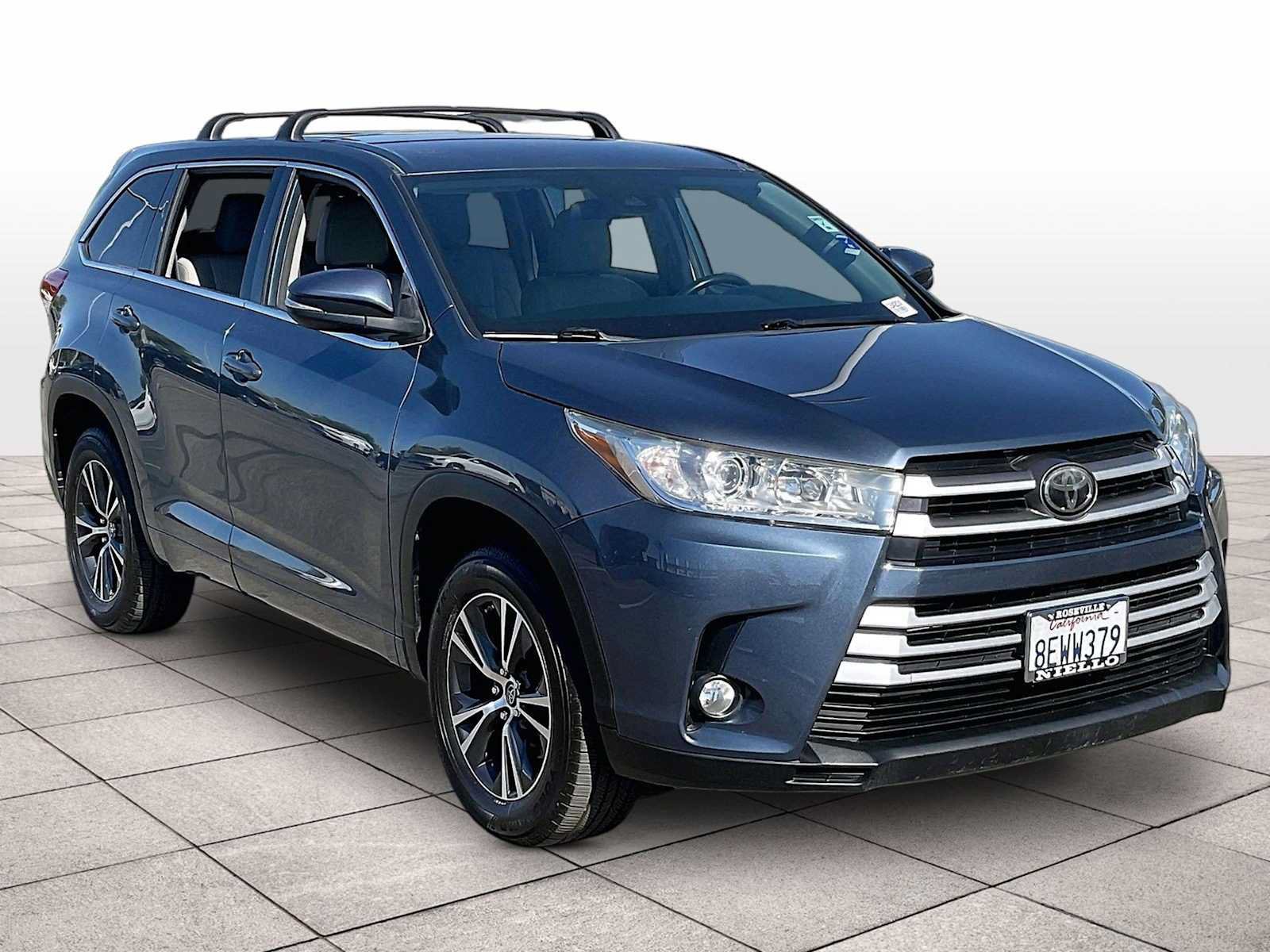 Used 2018 Toyota Highlander Plus w/ Carpet Mat Package (TMS) FWD image 2