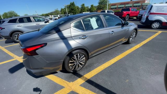 Used 2025 Nissan Altima 2.5 SV FWD image 2