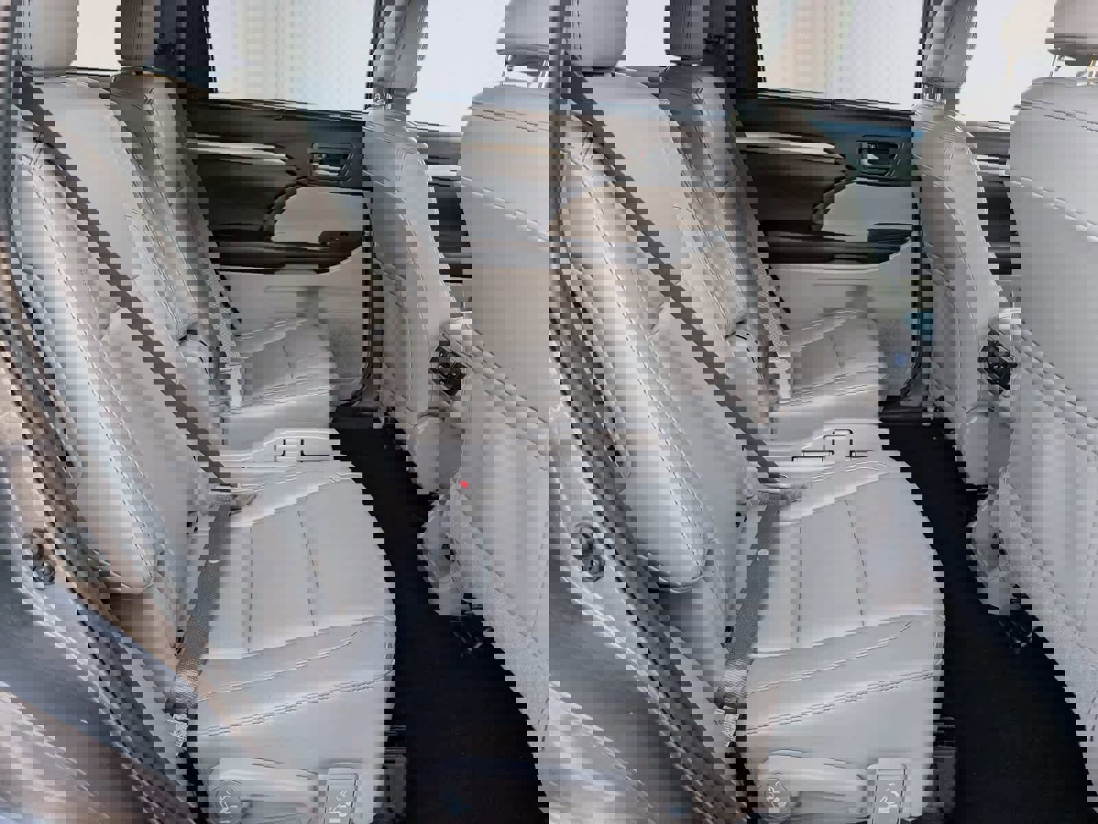 Used 2018 Toyota Highlander XLE image 10