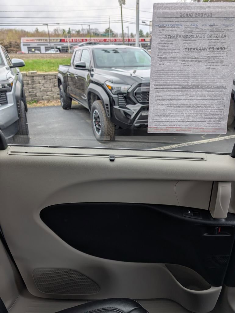 Used 2023 Chrysler Pacifica Touring-L FWD image 14