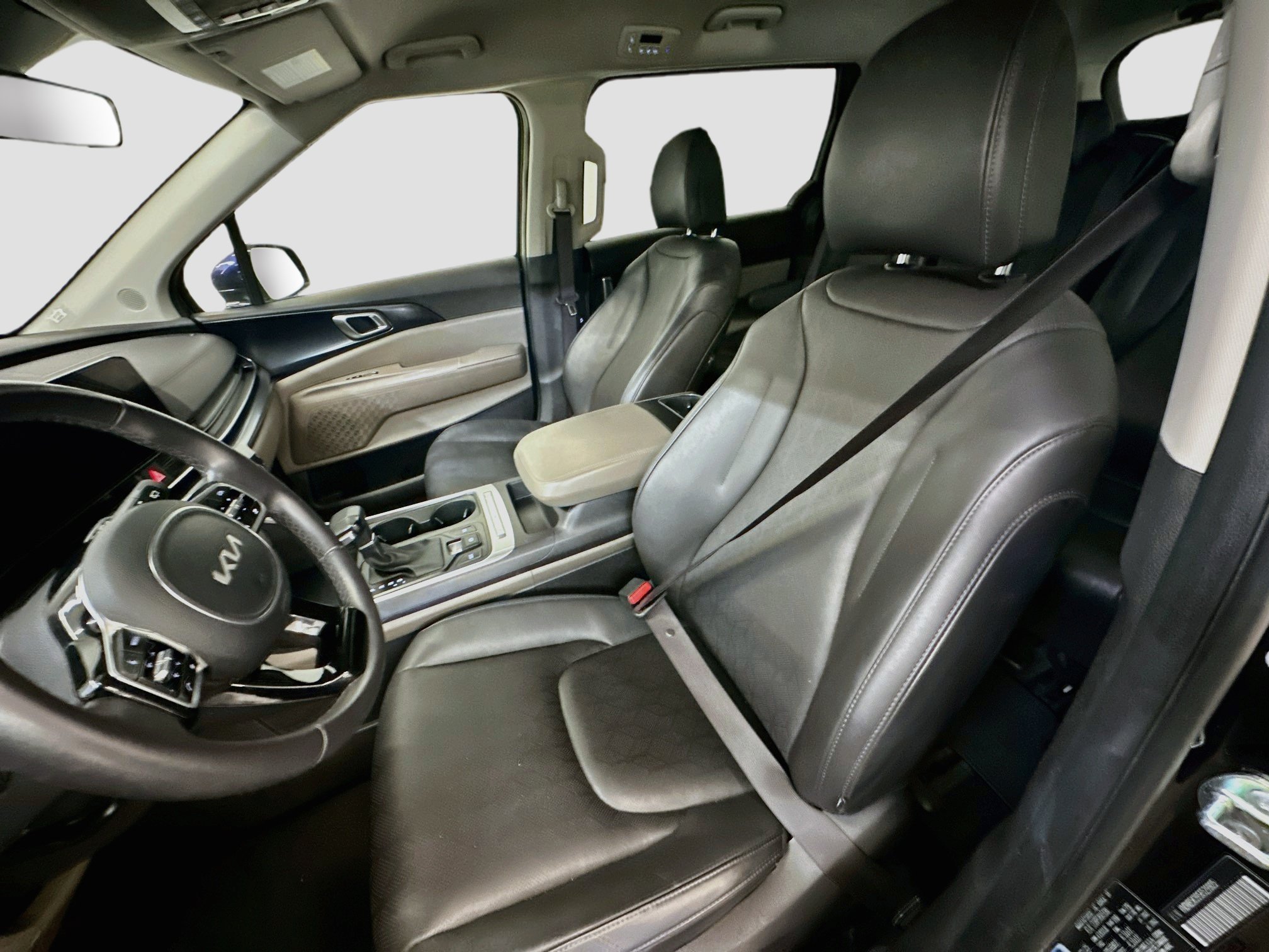 Used 2025 Kia Carnival FWD image 13