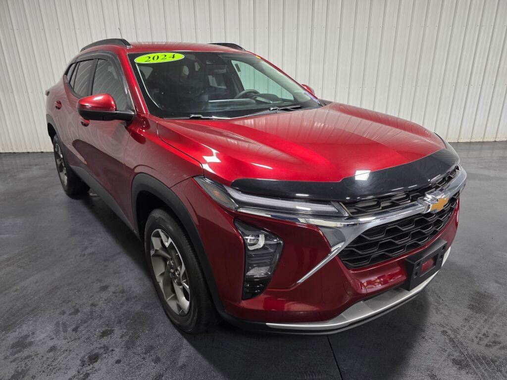 Used 2024 Chevrolet Trax LT FWD image 2
