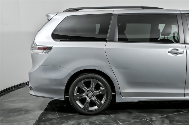 Used 2016 Toyota Sienna SE w/ SE Preferred Package FWD image 10