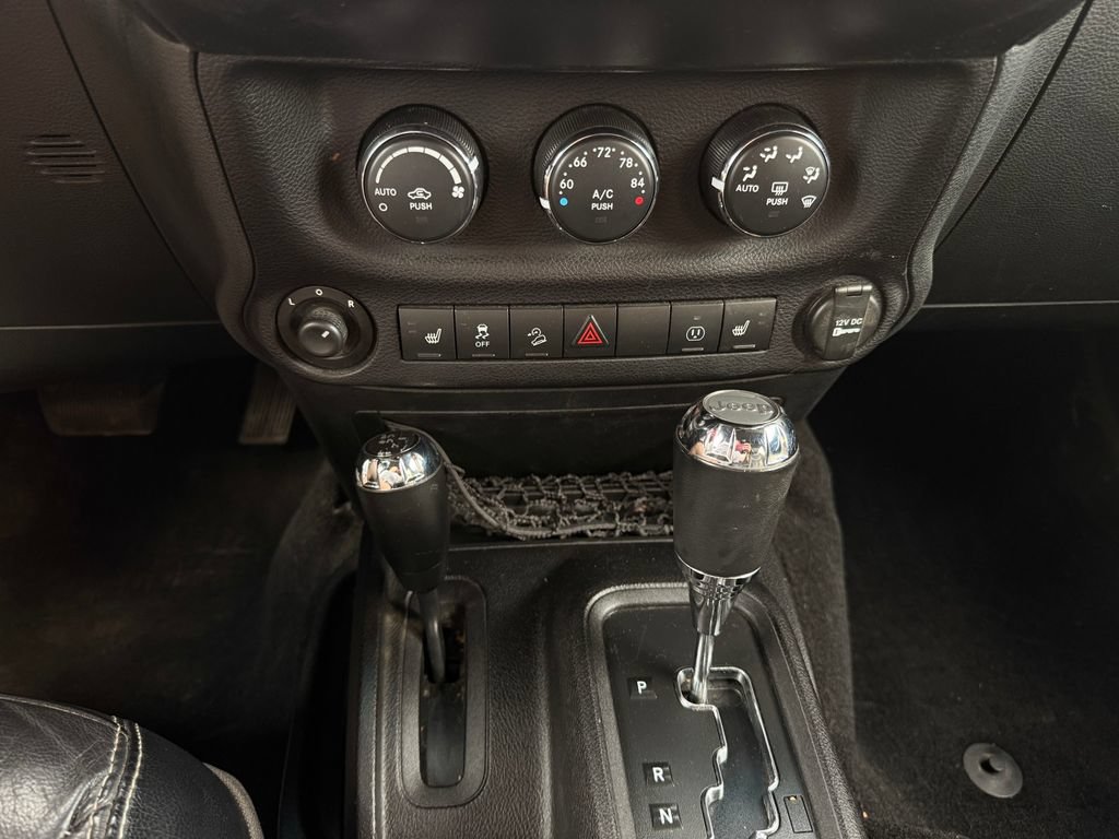 Used 2015 Jeep Wrangler Rubicon w/ Power Convenience Group AWD/4WD image 17