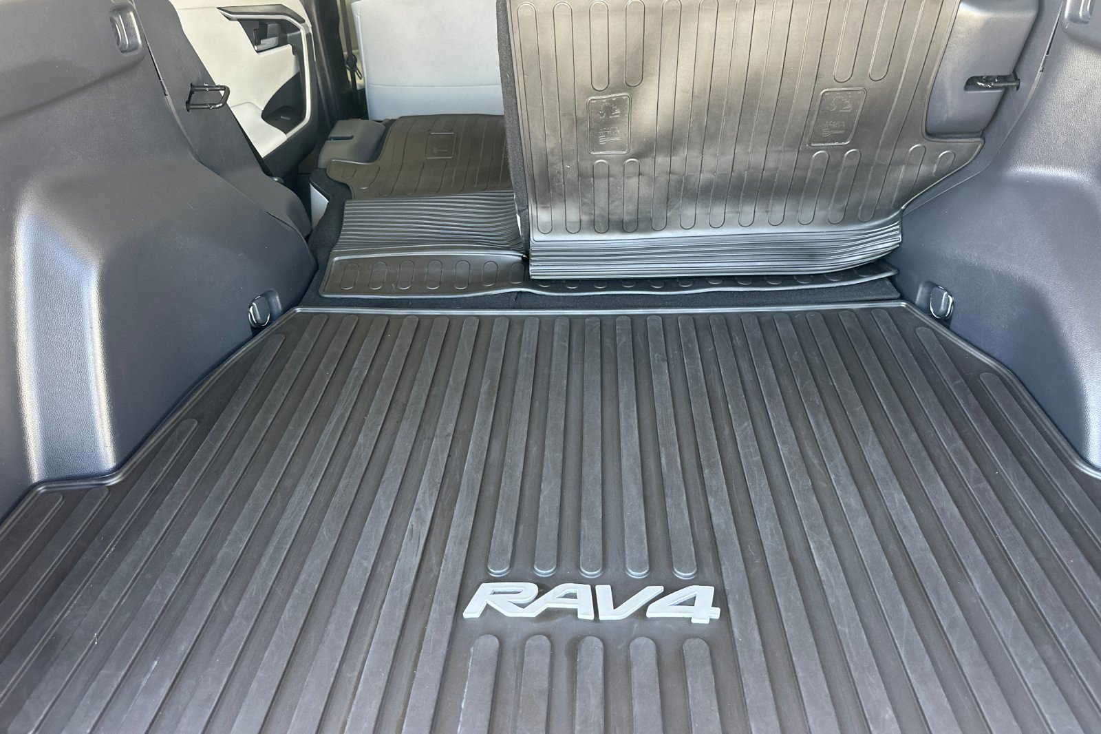 Used 2021 Toyota RAV4 XLE w/ XLE Grade Weather Package AWD/4WD image 14