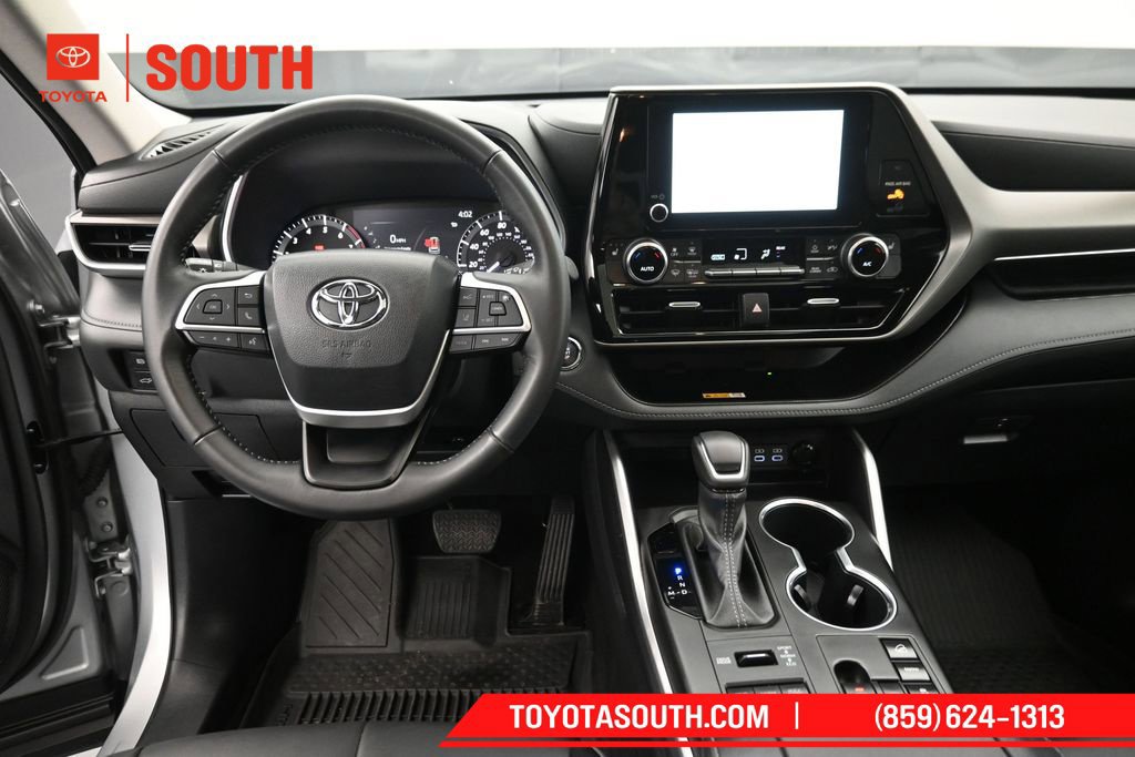 Used 2023 Toyota Highlander XLE AWD/4WD image 11