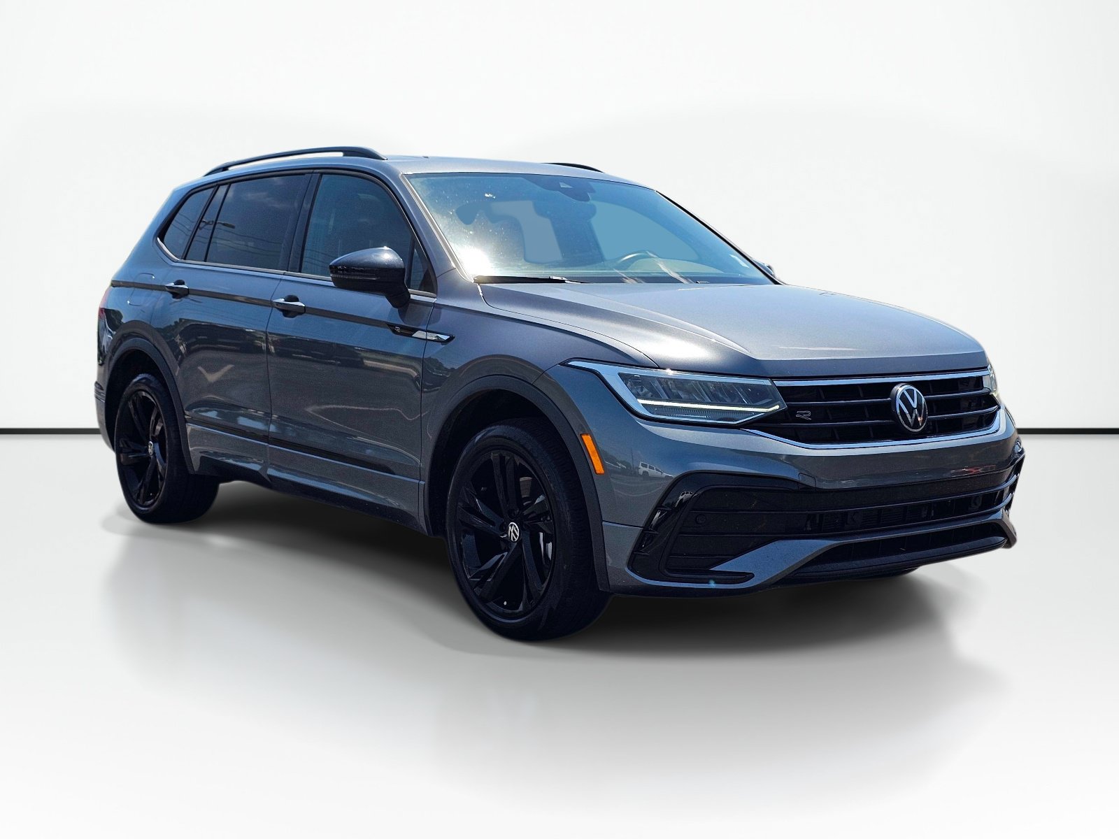 Used 2024 Volkswagen Tiguan SE R-Line AWD/4WD image 5