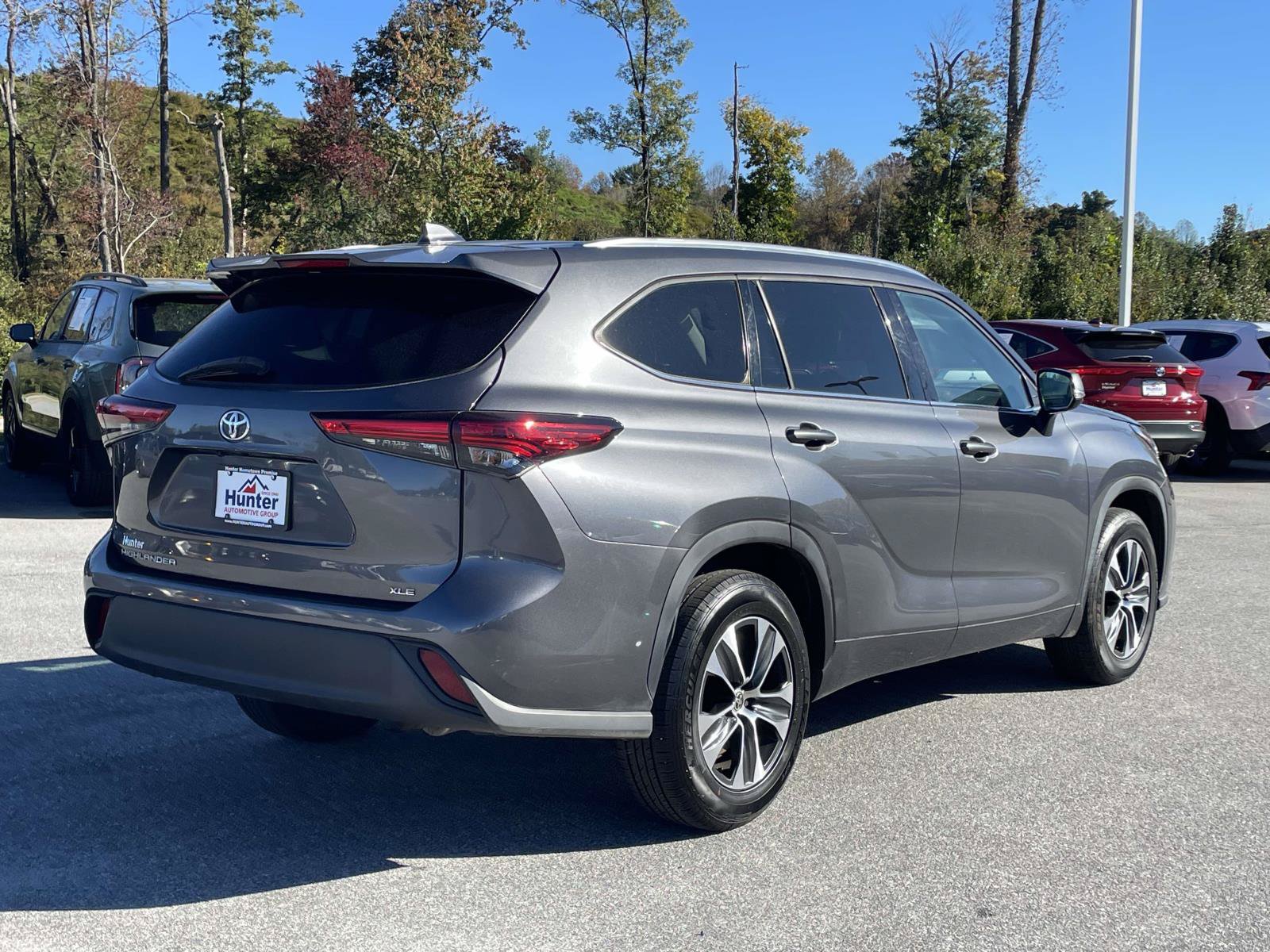 Used 2020 Toyota Highlander XLE FWD image 28